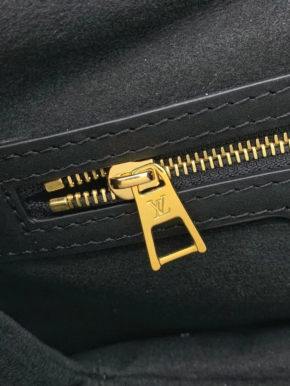 Louis Vuitton. dimensions 29